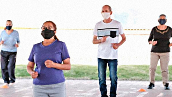 Personas de la tercera edad haciendo ejercicio al aire libre