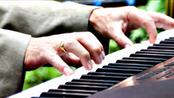Fotografía de unas manos interpretando sobre el piano