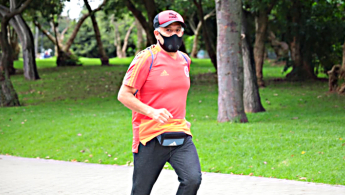 Fotografía de un señor de la tercera edad trotando en el parque