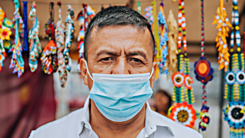 Fotografía de un señor vendedor de una feria artesanal