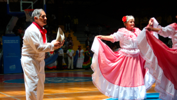Fotografía de varios adultos(as) mayores danzando con trajes folclóricos