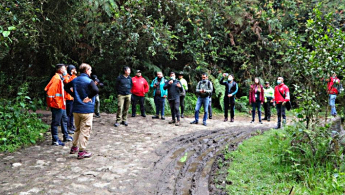 Fotografía de un grupo de personas en un sendero natural