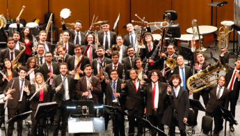 Fotografía de toda la orquesta sonriendo