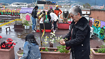 Foto de la comunidad en el taller de arte donde se destaca una señor de la tercera edad en primer plano
