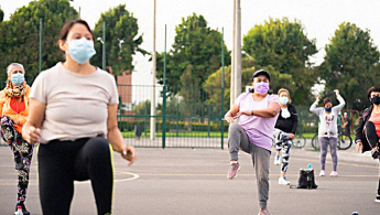 Foto de señoras de la tercera edad haciendo ejercicio en el parque