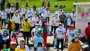 Foto donde se aprecia personas de la tercera edad haciendo ejercicio en el parque
