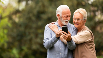 Fotografía de dos personas de la tercera edad, hombre y mujer compartiendo juntos