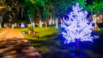 Foto de un parque con iluminación navideña