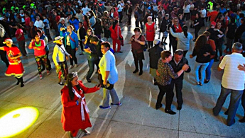 Foto de una celebración navideña donde se aprecian personas mayores bailando y gozando
