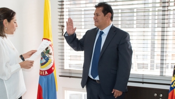 En la foto a la izquierda la directora general de FONCEP, María Pierina González y a su derecha Eddy Nilson Gamboa Vásquez, tomando juramento de posesión como el nuevo Jefe de la Oficina Asesora de Planeación de FONCEP.