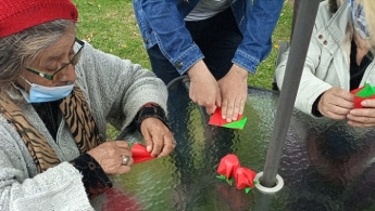 Adultas mayores realizando taller de origami