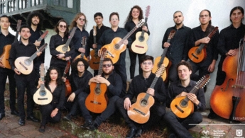 En la foto las y los miembros de la Filarmónica de Música Colombiana