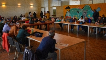 Adultos mayores en el espacio de taller de la biblioteca