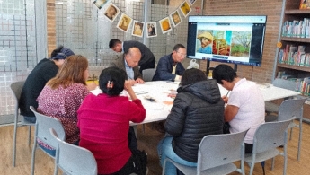 adultos mayores en el espacio de taller en la biblioteca