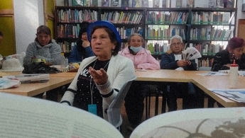 Señoras de la tercera edad en la biblioteca en espacio de taller