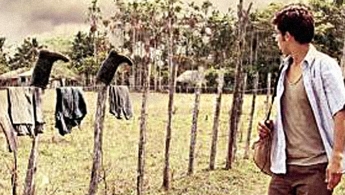 Fotografía del cartel del cortometraje "Tierra Escarlata" del director Jesús Reyes, 2013.