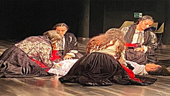 Parte de una escena de la obra La Tierra de la Niebla – Obituario al Olvido