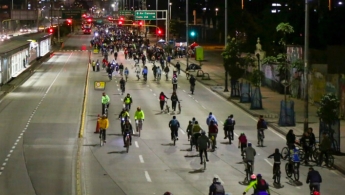 Fotografía panorámica de la calle 26 habilitada para la ciclovía nocturna.