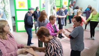 Adultos mayores bailando y felices