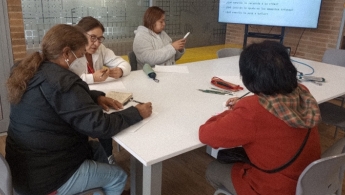 Adultas mayores en el espacio de taller en la biblioteca