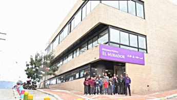 Fachada de la Biblioteca Pública El Mirador con personas en la entrada