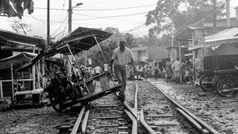 Foto en blanco y negro de una persona montando una carreta al ferrocarril, fotografía de Sandra Rengifo