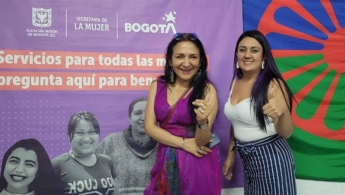 En la foto dos mujeres exponiendo las joyas realizadas.