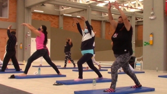 Señoras adultas mayores haciendo yoga