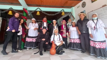 Personas mayores con vestidos típicos posando para la foto