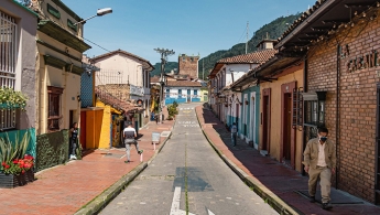En la foto se aprecia una de las calles del barrio La Candelaria, en el centro histórico de Bogotá
