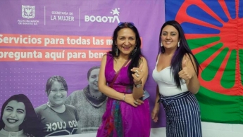 Dos mujeres sonriendo y posando para la foto