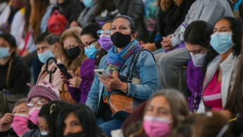 Mujeres sentadas en una gradería