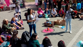 Mujeres en un espacio de taller al aire libre