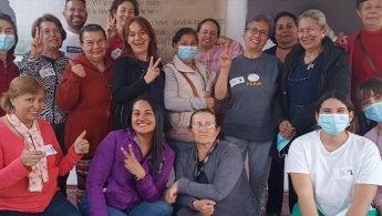 Mujeres adultas mayores posando para la foto