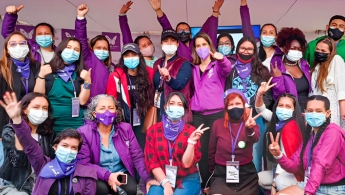 Foto de un grupo de mujeres jóvenes y personas mayores.