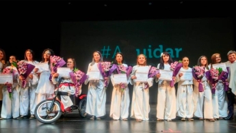 En la foto un grupo de mujeres acompañadas de la Alcaldesa Mayor de Bogotá y la Secretaria de la Mujer