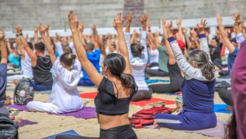 Foto de mujeres de distintas edades practicando yoga