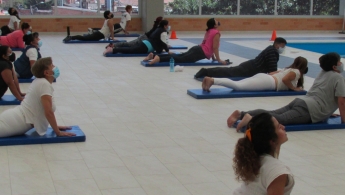 Mujeres de varias edades realizando ejercicios de Yoga