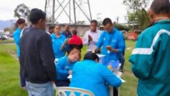 Colaboradores de la Secretaría Distrital de Salud atendiendo a los usuarios