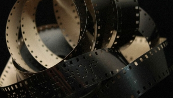 Foto de un rollo de cine sobre un fondo negro