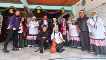 Grupo de adultos mayores con trajes de música folclórica colombiana