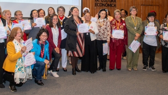 En la foto el grupo de mujeres lideresas comunitarias que recibieron las distinciones en la jornada..