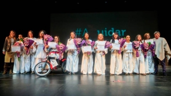 Foto del grupo de teatro junto a la alcaldesa mayor de Bogotá y la secretaria de la mujer