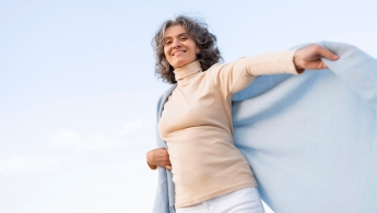 Mujer adulta mayor feliz