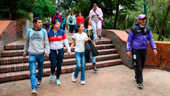 Un grupo de ciudadanos de todas las edades guiados por un colaborador del IDRD en caminata