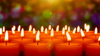 Foto de varias velitas encendidas.