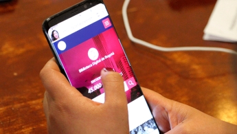 Primer plano de unas manos manipulando un celular