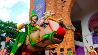 Foto de un arlequín y de fondo la Plaza de la Santamaría en Bogotá