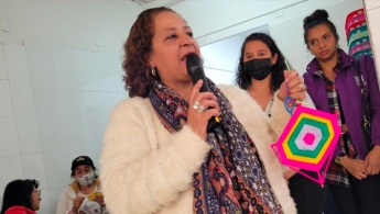 Señoras exponiendo sus productos tejidos