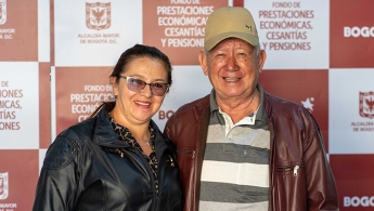 Dos adultos mayores (Mujer y Hombre) sonriendo 